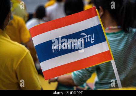 Bangkok, Thailand. 28th Dez 2021. Thailändische Flagge, die während der Zeremonie als "lang lebe der König" zu sehen ist.Unterstützende und königliche Wachen treffen sich, um sich auf die Ankunft der thailändischen Königsfamilie vorzubereiten, um an den Krönungsjubiläum von König Taksin dem Großen zu erinnern. (Foto von Matt Hunt/SOPA Images/Sipa USA) Quelle: SIPA USA/Alamy Live News Stockfoto