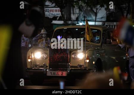 Bangkok, Thailand. 28th Dez 2021. Die königliche Autokolonne, die König Maha Vajiralongkorn und Königin Suthida von Thailand trägt, tritt während der Zeremonie aus.Unterstützende und königliche Wachen treffen sich, um sich auf die Ankunft der thailändischen Königsfamilie vorzubereiten, um an den Jahrestag der Krönung von König Taksin dem Großen zu erinnern. (Foto von Matt Hunt/SOPA Images/Sipa USA) Quelle: SIPA USA/Alamy Live News Stockfoto