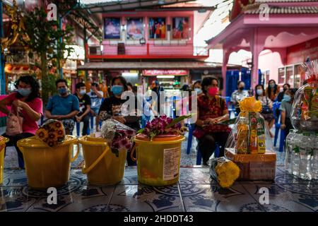 Bangkok, Thailand. 31st Dez 2021. Thailändische Anhänger, die im Tempel gebetet werden, bevor sie sich während des Auferstehungsrituals im Tempel in Särgen niederlegen.die Anhänger werden in einem jährlichen Neujahrsritual im Wat Takien in der Nähe von Nonthaburi wiederbelebt. Dieser Ritus beginnt mit einem Gebet, gefolgt von den Teilnehmern, die mit heiligen Fäden um ihren Kopf gewickelt singen, bevor sie sich in einen Sarg legen, um zu „sterben“ und gereinigt zu werden. (Foto von Matt Hunt/SOPA Images/Sipa USA) Quelle: SIPA USA/Alamy Live News Stockfoto