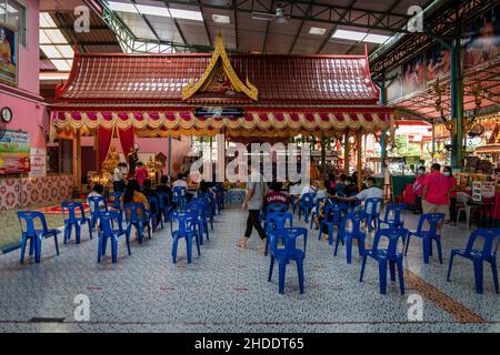 Bangkok, Thailand. 31st Dez 2021. Thailändische Anhänger, die im Tempel gebetet werden, bevor sie sich während des Auferstehungsrituals im Tempel in einem Sarg niederlegen.die Anhänger werden in einem jährlichen Neujahrsritual im Wat Takien in der Nähe von Nonthaburi wiederbelebt. Dieser Ritus beginnt mit einem Gebet, gefolgt von den Teilnehmern, die mit heiligen Fäden um ihren Kopf gewickelt singen, bevor sie sich in einen Sarg legen, um zu „sterben“ und gereinigt zu werden. (Foto von Matt Hunt/SOPA Images/Sipa USA) Quelle: SIPA USA/Alamy Live News Stockfoto