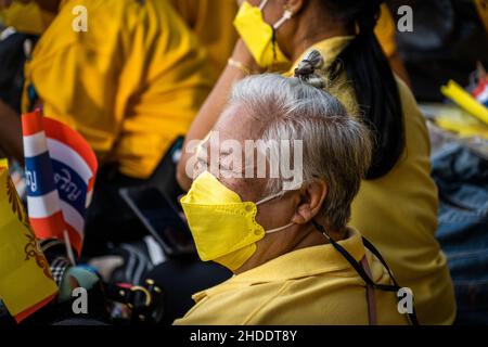 Bangkok, Thailand. 28th Dez 2021. Ein älterer Anhänger der königlichen Familie Thailands, der während der Zeremonie gesehen wurde.Unterstützer und königliche Wachen treffen sich, um sich auf die Ankunft der königlichen Familie Thailands vorzubereiten, um an den Jahrestag der Krönung von König Taksin dem Großen zu erinnern. (Foto von Matt Hunt/SOPA Images/Sipa USA) Quelle: SIPA USA/Alamy Live News Stockfoto