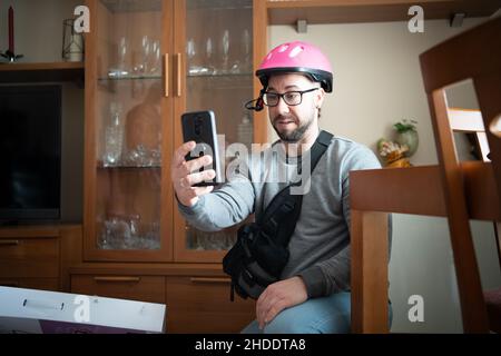 Porträt eines fröhlichen bärtigen Mannes, der Selfie gemacht hat Stockfoto