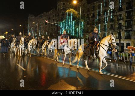 Madrid, Spanien. 05th Januar 2022. Polizisten zu Pferde ziehen während der traditionellen Parade der drei Weisen (oder drei Könige) am Vorabend der Epiphanie-Feier.der Königstag (Dia de los Reyes) markiert die Ankunft der drei Weisen nach der Geburt Jesu in Bethlehem. (Foto: Atilano Garcia/SOPA Images/Sipa USA) Quelle: SIPA USA/Alamy Live News Stockfoto