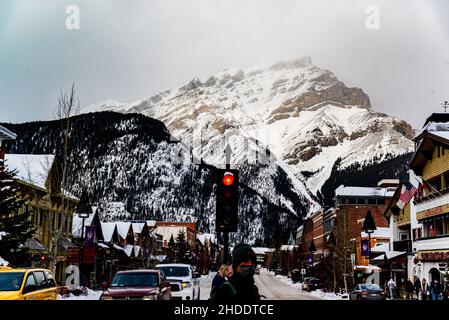 Banff, Kanada - 22 2021. Dez.: Blick auf die Innenstadt von Banff auf die Winterweihnachtszeit mit Blick auf die Rocky Mountains Stockfoto