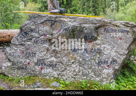 Die Umgebung Karte auf einem Felsen in der Nähe des Sees Ala Kul in Kirgisistan Stockfoto