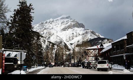 Banff, Kanada - 22 2021. Dez.: Blick auf die Innenstadt von Banff auf die Winterweihnachtszeit mit Blick auf die Rocky Mountains Stockfoto