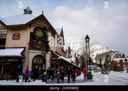 Banff, Kanada - 22 2021. Dez.: Blick auf die Innenstadt von Banff auf die Winterweihnachtszeit mit Blick auf die Rocky Mountains Stockfoto