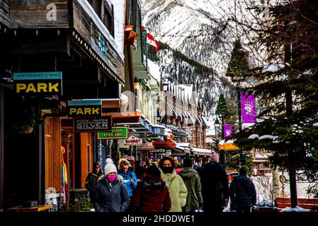 Banff, Kanada - 22 2021. Dez.: Blick auf die Innenstadt von Banff auf die Winterweihnachtszeit mit Blick auf die Rocky Mountains Stockfoto