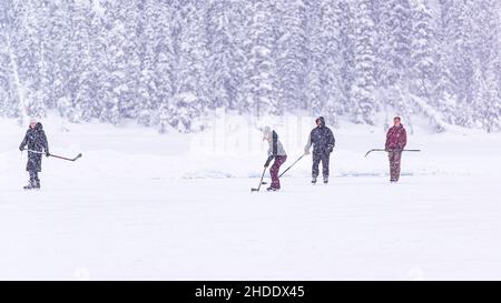 Lake Louise, Kanada - 22 2021. Dez.: Menschen wandern und spielen auf dem gefrorenen Lake Louise in Alberta Stockfoto