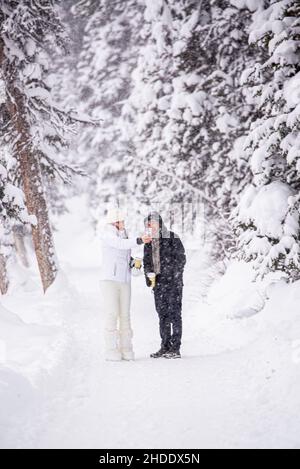 Lake Louise, Kanada - 22 2021. Dez.: Menschen wandern und spielen auf dem gefrorenen Lake Louise in Alberta Stockfoto