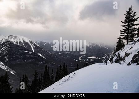 Banff, Kanada - 21 2021. Dez.: Panoramablick vom Sulphur Mountain Trail in Banff Alberta Stockfoto