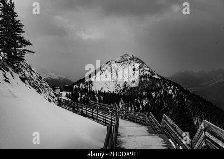 Banff, Kanada - 21 2021. Dez.: Panoramablick vom Sulphur Mountain Trail in Banff Alberta Stockfoto