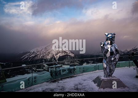 Mount Sulphur, Kanada - 22 2021. Dez.: Statue des gläsernen Bären mit Hintergrund des Mount Sulphur Stockfoto