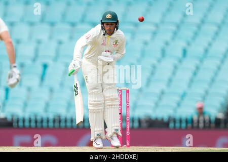 Sydney, Australien. 06th Januar 2022. Usman Khawaja von Australien Fledermäuse während der Ashes 4th Test-Spiel zwischen Australien und England auf Sydney Cricket Ground, Sydney, Australien am 6. Januar 2022. Foto von Peter Dovgan. Nur zur redaktionellen Verwendung, Lizenz für kommerzielle Nutzung erforderlich. Keine Verwendung bei Wetten, Spielen oder Veröffentlichungen einzelner Clubs/Vereine/Spieler. Kredit: UK Sports Pics Ltd/Alamy Live Nachrichten Stockfoto