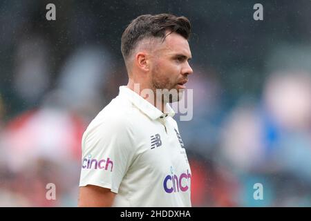 Sydney, Australien. 06th Januar 2022. James Anderson aus England schaut am 6. Januar 2022 beim Ashes 4th Test Match zwischen Australien und England auf dem Sydney Cricket Ground, Sydney, Australien, nach. Foto von Peter Dovgan. Nur zur redaktionellen Verwendung, Lizenz für kommerzielle Nutzung erforderlich. Keine Verwendung bei Wetten, Spielen oder Veröffentlichungen einzelner Clubs/Vereine/Spieler. Kredit: UK Sports Pics Ltd/Alamy Live Nachrichten Stockfoto