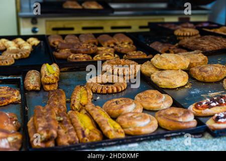 Typisch griechisches süßes Straßengebacken in einem Vorratsraum eines griechischen Gebäcks. Stockfoto