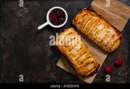 Blätterteig gemischter Beerenstrudel auf rustikalem Metallhintergrund Stockfoto