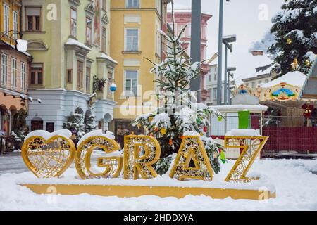 Wunderschöne Weihnachtsdekorationen am berühmten Hauptplatz am Hauptplatz im Stadtzentrum von Graz, Steiermark, Österreich, an einem schönen verschneiten Tag Stockfoto