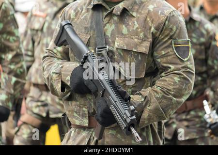 Armeesoldat mit Maschinengewehr in Militärparade. Stockfoto
