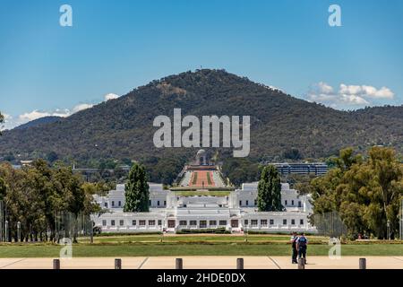 Altes Parlamentsgebäude mit dem dahinter liegenden Australian war Memorial, Canberra, Australien. Stockfoto
