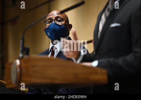 New York, USA. 05th Januar 2022. Donovan Richards, Präsident von Queens Borough, nimmt an einer Pressekonferenz Teil, auf der der Bürgermeister von NYC Adams am Elmhurst Hospital im Stadtteil Queens von New York City, NY, am 5. Januar 2022 eine neue Finanzierung für NYC-Krankenhäuser ankündigte. Bürgermeister Adams kündigte an, dass die Krankenhäuser der Stadt New York neue Mittel in Höhe von 111M US-Dollar erhalten würden, da die Omicron-Variante von COVID-19 in der ganzen Stadt anstausert und in den Vereinigten Staaten täglich Rekordinfektionen aufstellt. (Foto von Anthony Behar/Sipa USA) Quelle: SIPA USA/Alamy Live News Stockfoto