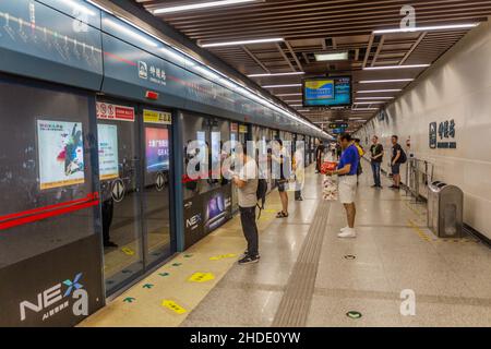 XI'AN, CHINA - 5. AUGUST 2018: Bahnsteig der U-Bahn-Station Zhonglou in Xi'an, China Stockfoto