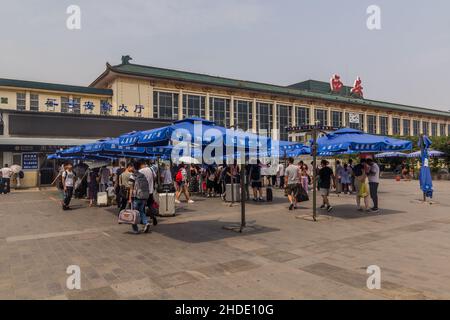 XI'AN, CHINA - 5. AUGUST 2018: XI'an Bahnhof Gebäude in Xi'an, China Stockfoto