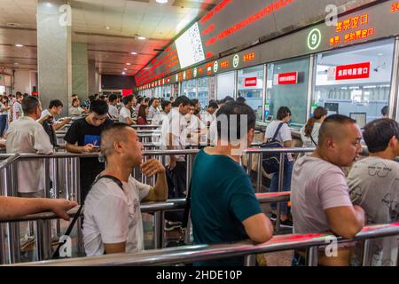 XI'AN, CHINA - 5. AUGUST 2018: Ticketschalter am Bahnhof Xi'an in Xi'an, China Stockfoto