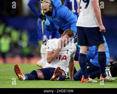 London, Großbritannien. 5th Januar 2022. Harry Kane von Tottenham Hotspur fällt während der ersten Etappe des Halbfinales des EFL Cup zwischen Chelsea und Tottenham Hotspur in London, Großbritannien, am 5. Januar 2022 zu Boden. Kredit: Li Ying/Xinhua/Alamy Live Nachrichten Stockfoto