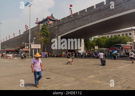 XI'AN, CHINA - 5. AUGUST 2018: Abschnitt der Stadtmauer vor dem Xi'an Bahnhof in Xi'an, China Stockfoto