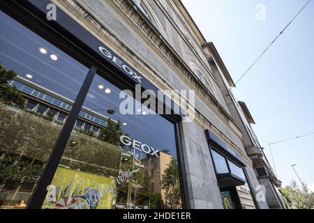 Bild eines Schildes mit dem Logo von Geox, aufgenommen in ihrem Laden in Ljubljana, Slowenien. Geox ist eine italienische Schuh- und Bekleidungsmarke, die mit wa hergestellt wird Stockfoto