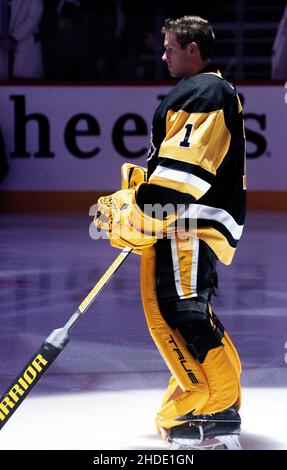 Pittsburgh, Usa. 05th Januar 2022. Pittsburgh Penguins Torhüter Casey DeSmith (1) steht vor dem Tor vor dem Start des St. Louis Blues in der PPG Paints Arena in Pittsburgh am Mittwoch, den 5. Januar 2022. Foto von Archie Corper/UPI Credit: UPI/Alamy Live News Stockfoto