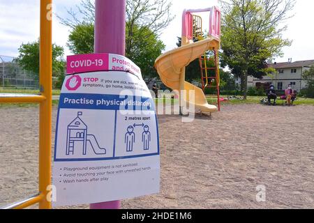 Toronto, Ontario, Kanada - 19th. Mai 2021: Ein Plakat der sozialen Distanzierung auf dem Spielplatz in Toronto, Kanada. Stockfoto