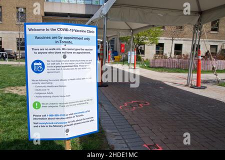 Toronto, Ontario, Kanada - 27th. April 2021: Plakatschild zeigte den Zustand und die Informationen der COVID-19 Impfklinik Stockfoto