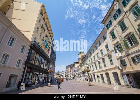 Bild des barocken Stadtturms, oder gradski toranj, im Stadtzentrum von Rijeka, Kroatien, eines der Wahrzeichen von Korzo, den Hauptstraßen von Rijeka Stockfoto