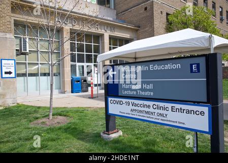 Toronto, Ontario, Kanada - 27th. April 2021: Wegweiser zum Eingang der Impfklinik COVID-19 ( Sunnybrook Hospital ) in Toronto, ca. Stockfoto