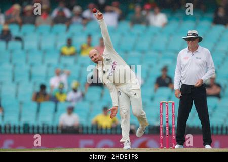 Sydney, Australien. 06th Januar 2022. Jack Leach von England bowelt während des Ashes 4th-Testmatches zwischen Australien und England am Sydney Cricket Ground, Sydney, Australien, am 6. Januar 2022. Foto von Peter Dovgan. Nur zur redaktionellen Verwendung, Lizenz für kommerzielle Nutzung erforderlich. Keine Verwendung bei Wetten, Spielen oder Veröffentlichungen einzelner Clubs/Vereine/Spieler. Kredit: UK Sports Pics Ltd/Alamy Live Nachrichten Stockfoto