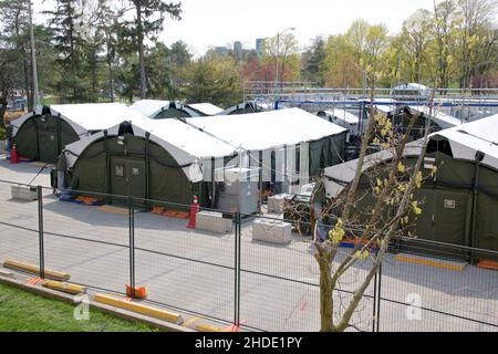 Toronto, Ontario, Kanada - 27th. April 2021: Blick auf die mobile Gesundheitseinheit (MHU) von Sunnybrook hinter dem Zaun Stockfoto