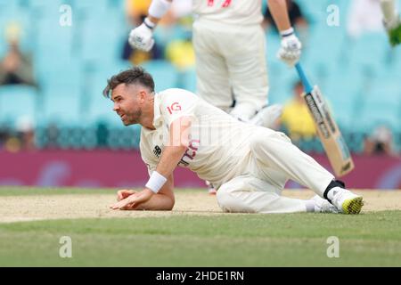 Sydney, Australien. 06th Januar 2022. James Anderson von England fällt während des Ashes 4th Test Matches zwischen Australien und England am Sydney Cricket Ground, Sydney, Australien, am 6. Januar 2022 um. Foto von Peter Dovgan. Nur zur redaktionellen Verwendung, Lizenz für kommerzielle Nutzung erforderlich. Keine Verwendung bei Wetten, Spielen oder Veröffentlichungen einzelner Clubs/Vereine/Spieler. Kredit: UK Sports Pics Ltd/Alamy Live Nachrichten Stockfoto