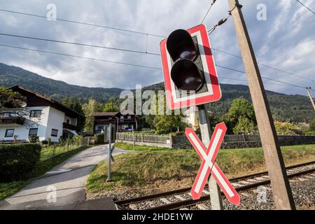 Bild eines Verkehrszeichens, das auf eine Eisenbahnlinie und einen Bahnübergang hinweist. Dieses Signal, auch St Andrews Cross oder Crossbuck genannt, ist typi Stockfoto