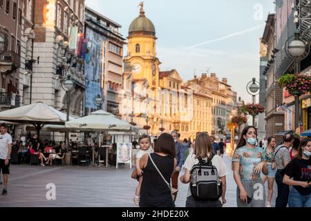 Bild des barocken Stadtturms, oder gradski toranj, im Stadtzentrum von Rijeka, Kroatien, eines der Wahrzeichen von Korzo, den Hauptstraßen von Rijeka Stockfoto