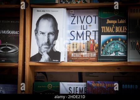 Bild der Biografie von steve Jobs von walter isaacson zum Verkauf in einer Buchhandlung in Zagreb, Kroatien. Steven Paul Jobs war ein amerikanisches Unternehmen magnat Stockfoto