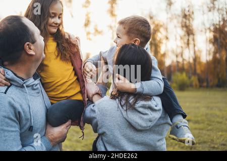 Paar mit zwei Kindern, die Zeit zusammen verbringen. Familientag. Stockfoto