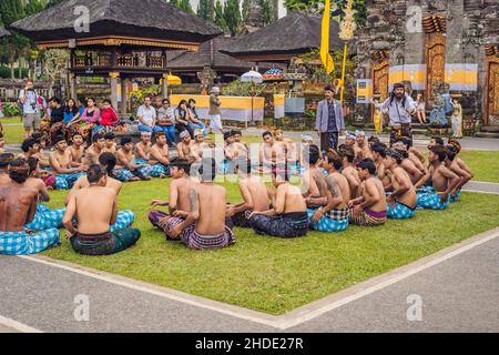 BALI - 2018 Mai 20: Traditioneller Balinesischer Kecak Tanz an Pura Ulun Danu Bratan Stockfoto