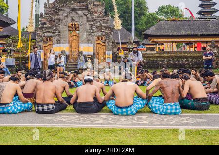 BALI - 2018 Mai 20: Traditioneller Balinesischer Kecak Tanz an Pura Ulun Danu Bratan Stockfoto