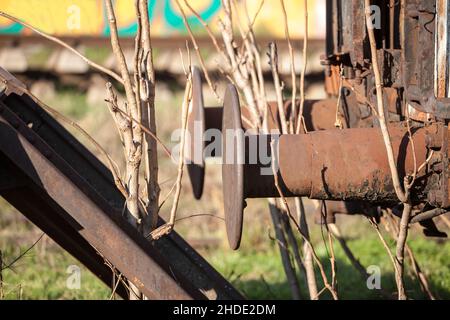 Bild eines Eisenbahnzugpuffers, alt, rostig und vernachlässigt. Ein Puffer ist ein Teil des Puffers-and-Chain-Kupplungssystems, das in den Eisenbahnsystemen verwendet wird Stockfoto