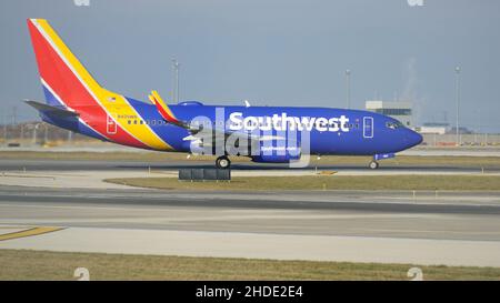 Southwest Airlines Boeing 737-Taxis auf der Start- und Landebahn nach der Landung am internationalen Flughafen Chicago O'Hare. Stockfoto