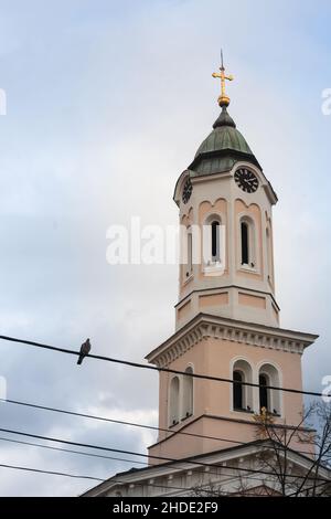Bild des Turms der serbischen Kirche, in Obrenovac Serbien, zeigt die Zeit an. Obrenovac ist eine Stadt im südlichen Teil von Belgrad, Serbien Stockfoto