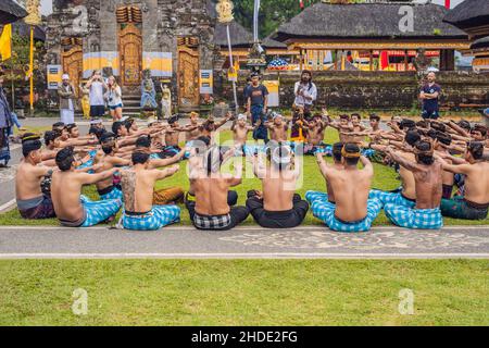 BALI - 2018 Mai 20: Traditioneller Balinesischer Kecak Tanz an Pura Ulun Danu Bratan Stockfoto