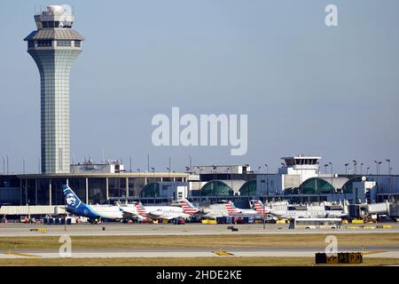 Ansicht der Flugzeuge von American Airlines und Alaska Airlines, die an den Toren des Terminals 3 am internationalen Flughafen Chicago O'Hare geparkt sind. Stockfoto